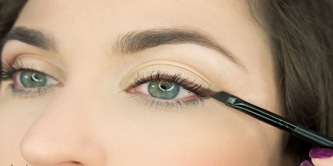 How to Apply Eye Shadow and Eyeliner